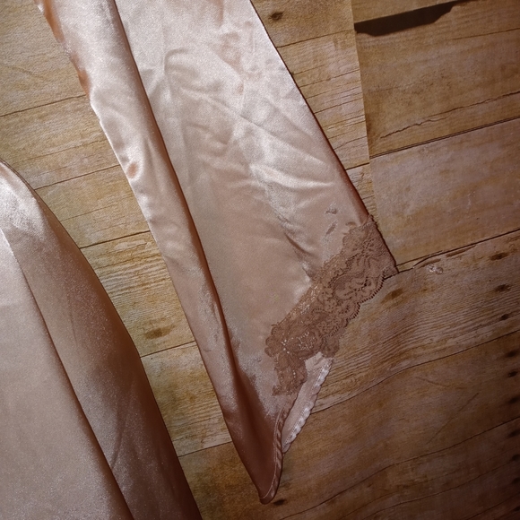 Elegant Robe - Picture 4 of 5